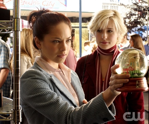 TheCW Staffel1-7Pics_224.jpg - SMALLVILLE"Magnetic" (Episode #307)Image #SM307-4627Pictured (left to right): Kristin Kreuk as Lana Lang, Allison Mack as Chloe SullivanPhoto Credit: © The WB/Michael Courtney